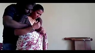 குறும்பு அழகி ஐவி குளிர்காலம் கண்ணாடி மேசையில் கடினமாக மூழ்கிவிடும்