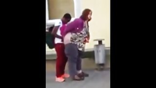 வேடிக்கையான காலுறைகளில் ஜூசி டீன் தனியா கொடுக்கிறார்