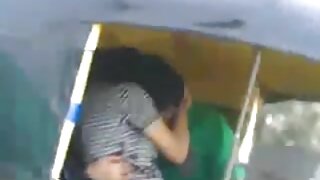 அற்புதமான மற்றும் கொந்தளிப்பான பெண் படுக்கையில் செக்ஸ் நாய் பாணி பெறுகிறார்